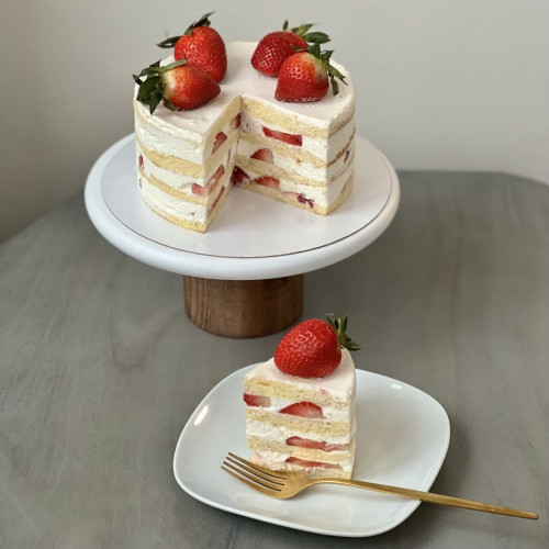 Торт молочная девочка с клубникой классический, 1.2-3 кг