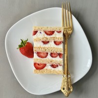 Мол. девочка с клубникой