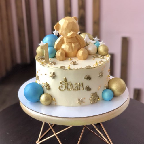 Торт на годик #1215 с фигуркой мишки и шоколадными шариками, белый