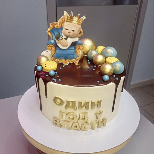 Торт на годик #2518 босс с шоколадными шариками, белый