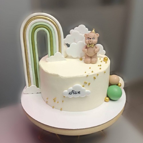 Торт на годик #2570 с мишкой облаками радугой и шоколадными шариками, белый