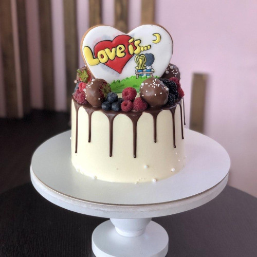 Торт свадебный #1009 с пряником: сердце love is и свежими ягодами, белый