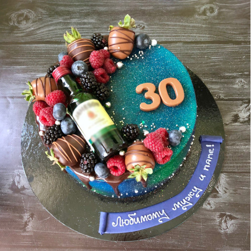 Торт для мужчин #541 с клубникой в шоколаде ягодами и бутылочкой, космос