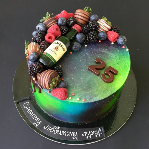 Торт для мужчин #549 с клубникой в шоколаде ягодами и бутылочкой, космос