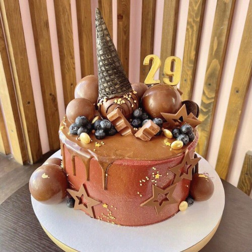 Торт для мужчин #1504 с шоколадными шариками конфетками и ягодами, коричневый