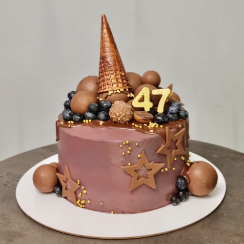 Торт для мужчин #2708 с шоколадными шариками рожком и ягодами, коричневый