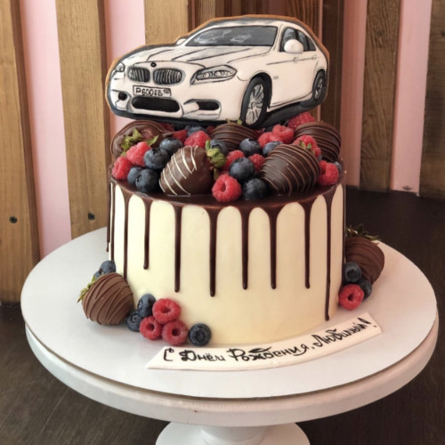 Торт для мужчин #754 с пряником BMW клубникой в шоколаде и свежими ягодами, белый
