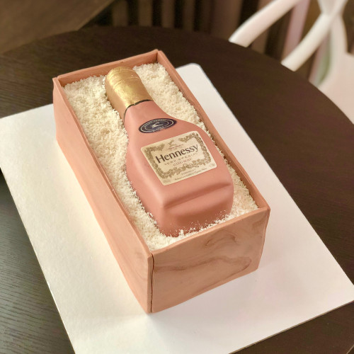 Торт для мужчин #910 в форме бутылки хэннесси мастика, розовый