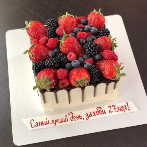 Торт для мужчин #990 со свежими ягодами, белый