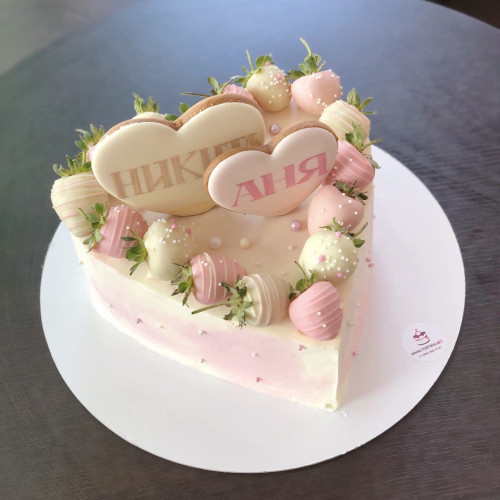 Торт свадебный #1311 с пряниками: 2 сердца и клубникой в шоколаде, белый
