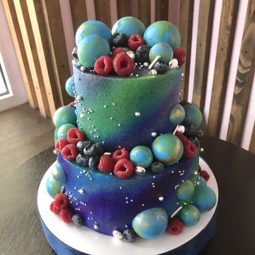 Торт свадебный #1409 с шоколадными шариками и ягодами, космос