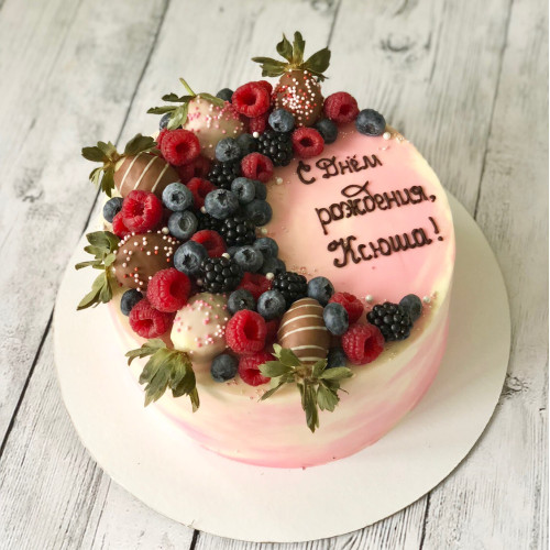 Торт для женщин #130 с клубникой в шоколаде и ягодами, белый