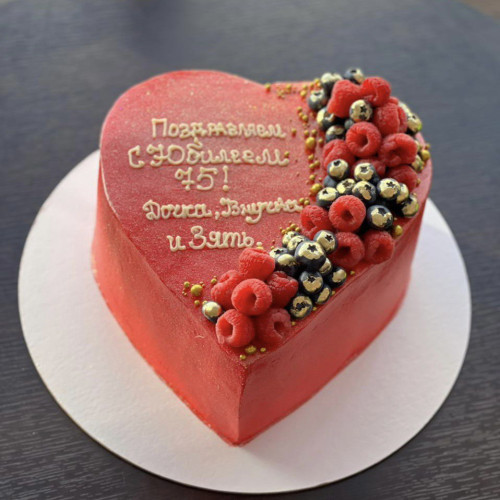 Торт для женщин #1612 на юбилей со свежими ягодами в форме сердца с надписью, красный