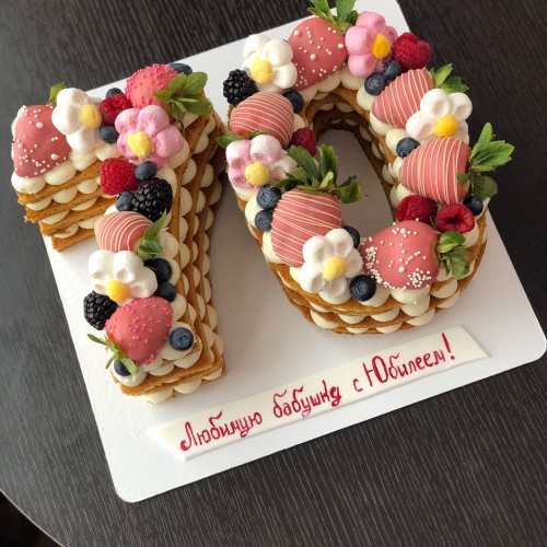 Торт для женщин #932 в форме цифр с клубникой в шоколаде и ягодами, открытые коржи