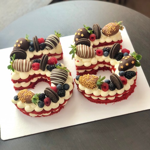 Торт для женщин #934 в форме цифр с клубникой в шоколаде и печеньками, открытые коржи