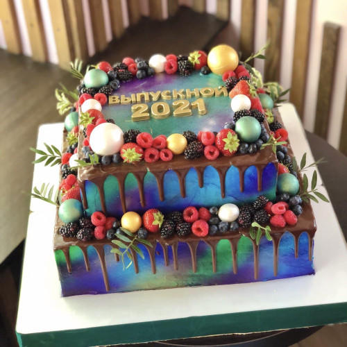Торт на выпускной #1278 с шоколадными шариками и ягодами, космос
