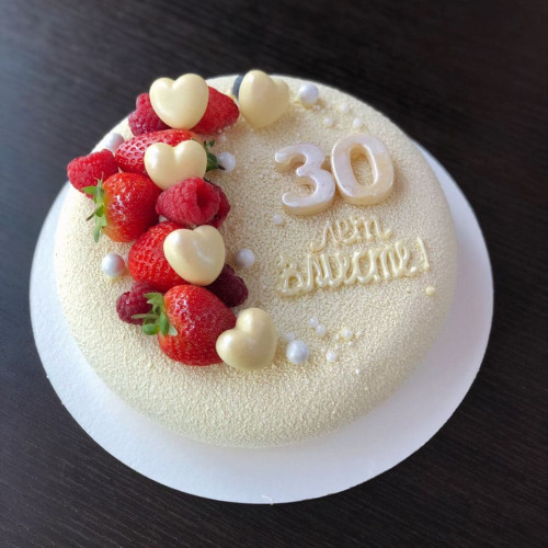 Торт муссовый #1095 с ягодами шоколадными сердечками и цифрами, велюр белый