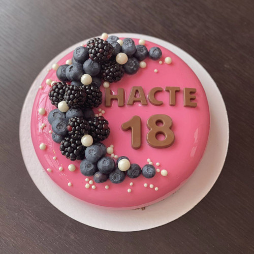 Торт муссовый #1592 с ягодами шоколадными буквами и цифрами, розовый