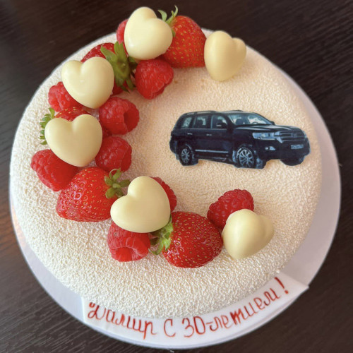 Торт муссовый #1734 с ягодами картинкой land cruiser и шоколадными сердечками, велюр белый