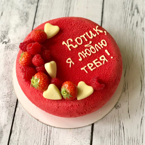 Торт муссовый #55 с ягодами и шоколадными сердечками, велюр красный