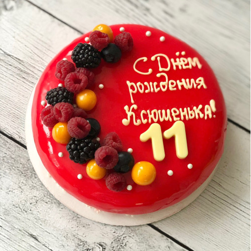 Торт муссовый #77 с ягодами и шоколадными цифрами, красный